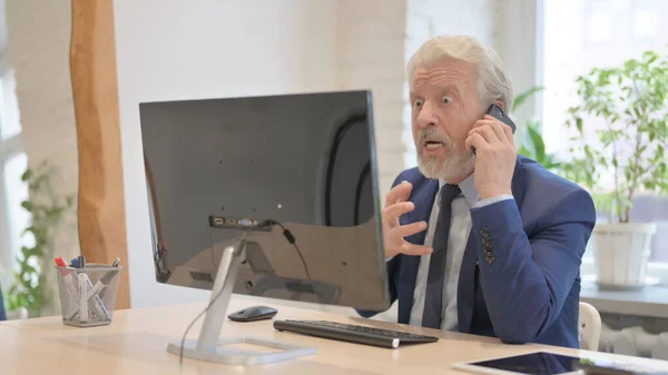 Angry Old Businessman Talking Phone Work — Stok fotoğraf