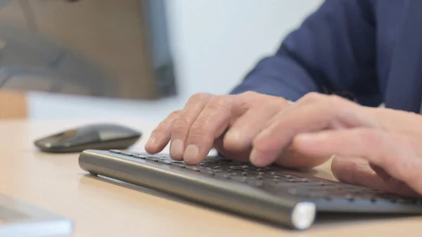 Close Old Businessman Hands Typing Keyboard — Stock fotografie