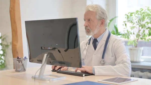 Old Doctor Working Laptop Clinic — Fotografia de Stock