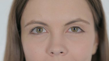 Beyaz Arkaplanda Yanıp sönen Kadın Gözleri