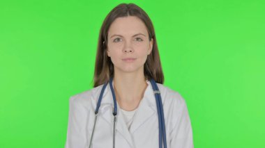 Yeşil Arkaplanda Ciddi Genç Doktor