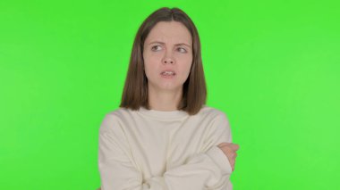 Yeşil Arkaplanda Gündelik Kadın Kaybına Tepki Veriyor