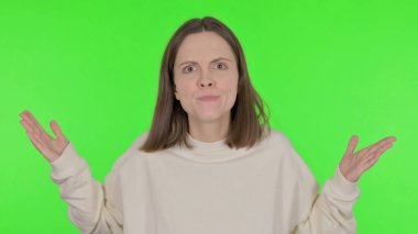 Kızgın Gündelik Kadın Yeşil Arkaplanda Tartışıyor