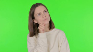 Yeşil Arkaplanda Yeni Bir Fikir Düşünen Düşünceli Sıradan Kadın