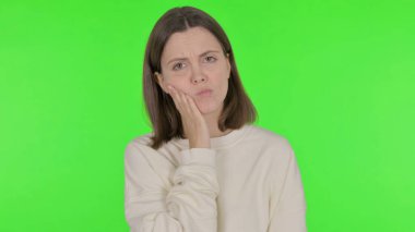 Yeşil Arkaplanda Dişi Ağrıyan Sıradan Kadın