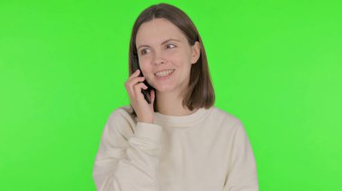 Yeşil Arkaplanda Telefonla Konuşan Sıradan Kadın