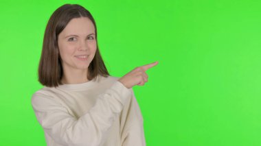 Yeşil Arkaplanda Gündelik Kadın Gösteriyor