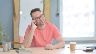 Genç Yetişkin Adam Ofiste Telefonda Konuşuyor