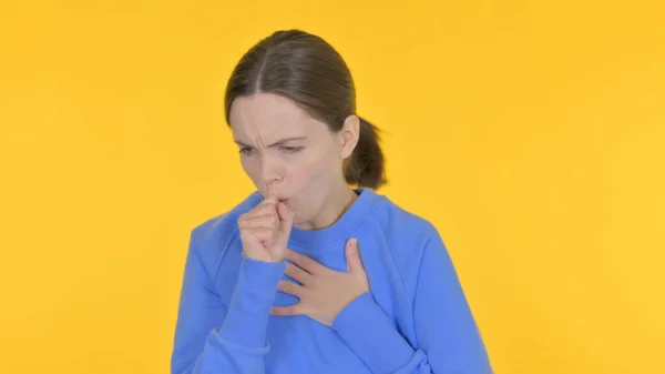 黄色の背景に病気のカジュアルな女性の咳 — ストック写真