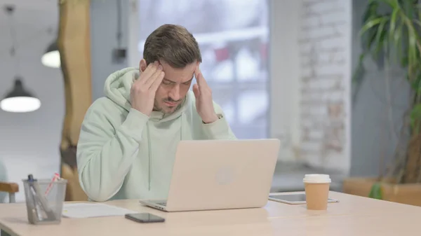 Genç Yetişkin Adam Dizüstü Bilgisayarla Uğraşırken Baş Ağrısı Çekiyor — Stok fotoğraf