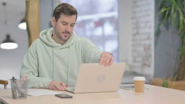 Young Adult Man Coming Back Office Opening Laptop — Photo
