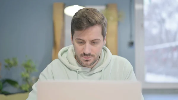 オフィスのノートパソコンに入力する若い大人の男の閉鎖 — ストック写真