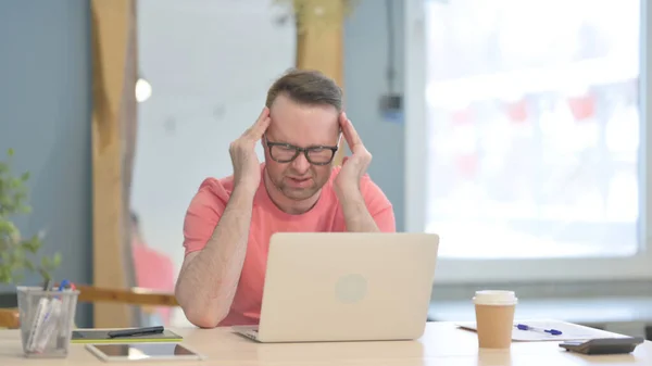 Junger Erwachsener Hat Kopfschmerzen Bei Der Arbeit Laptop — Stockfoto