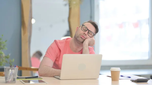 Tired Young Adult Man Sleeping While Working Laptop — Stockfoto