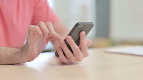 Nahaufnahme Der Männlichen Hand Mit Dem Smartphone — Stockvideo