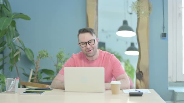 オフィスでオンラインビデオチャットを行う創造的な大人の男 — ストック動画