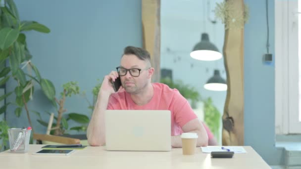 Displeased Creative Adult Man Talking Angrily Smartphone Work — Stock videók