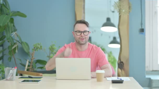 Thumbs Creative Adult Man Working Laptop — Vídeo de Stock
