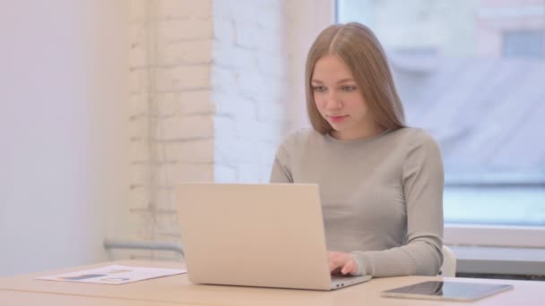 Creative Young Woman Reacting Online Loss Laptop — Vídeos de Stock