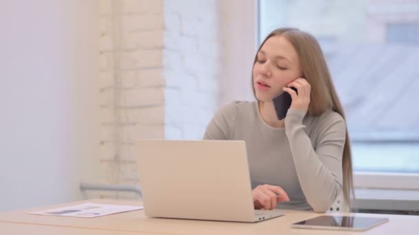Creative Young Woman Talking Phone — Vídeo de stock