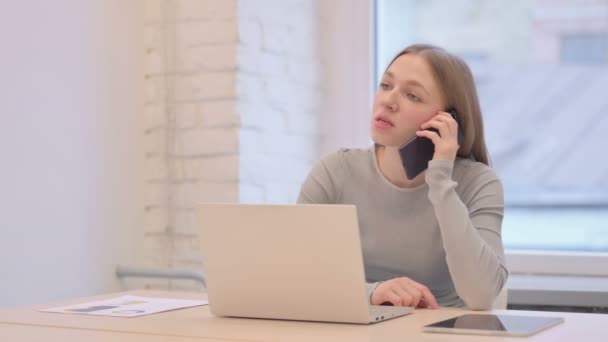 Creative Young Woman Talking Phone Discuss Work — Vídeo de Stock
