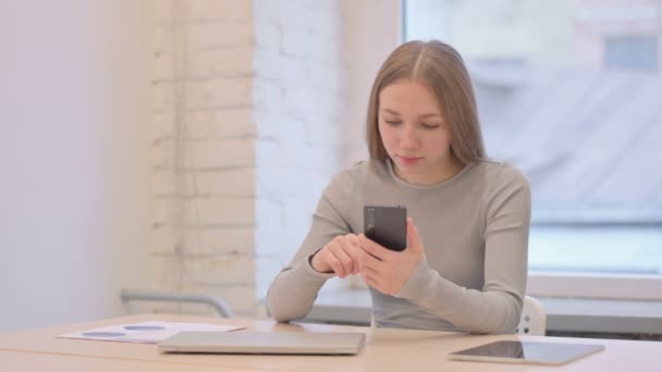 Creative Young Woman Browsing Internet Smartphone Work — Vídeo de stock