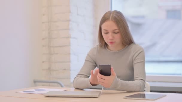 Upset Creative Young Woman Reacting Loss Smartphone — Vídeo de stock