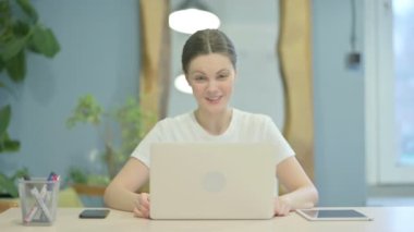 İş yerinde genç kadın tarafından online görüntülü sohbet