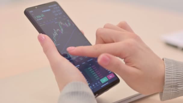 Womantrading Stock Market Smartphone Close — Wideo stockowe