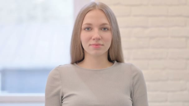 Portrait Creative Young Woman Inviting People — Stock Video