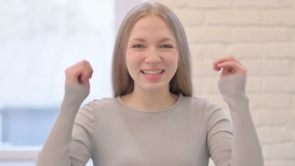 Portrett Kreativ Ung Kvinne Som Feirer Suksess – stockvideo