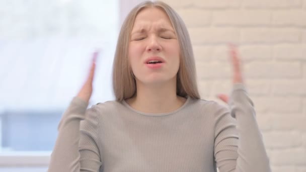 Portrait Creative Young Woman Reacting Loss — Vídeo de Stock