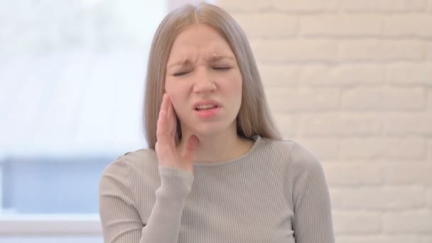 Portrait Creative Young Woman Having Toothache — Vídeo de Stock