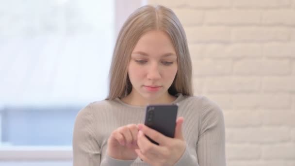 Portrait Creative Young Woman Using Smartphone — Stockvideo