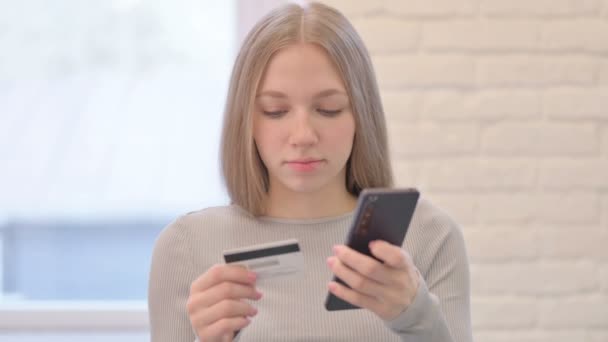 Portrait Woman Shopping Online Phone — Stockvideo