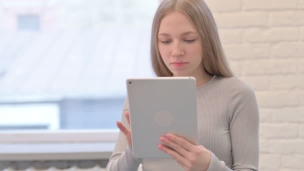 Creative Young Woman Shocked Loss Digital Tablet — Vídeo de Stock