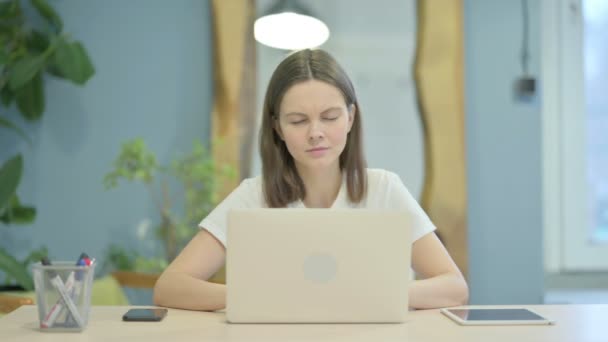 Νεαρή Γυναίκα Που Έχει Πονοκέφαλο Ενώ Εργάζεται Φορητό Υπολογιστή — Αρχείο Βίντεο