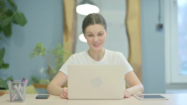 Online Video Chat Met Jonge Vrouw Aan Het Werk — Stockvideo