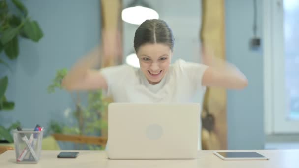 Молода Жінка Святкує Онлайн Успіх Ноутбуці — стокове відео