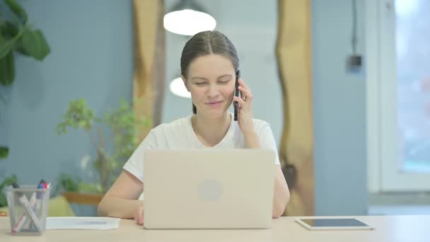 Молодая Женщина Разговаривает Телефону Обсудить Работу — стоковое видео