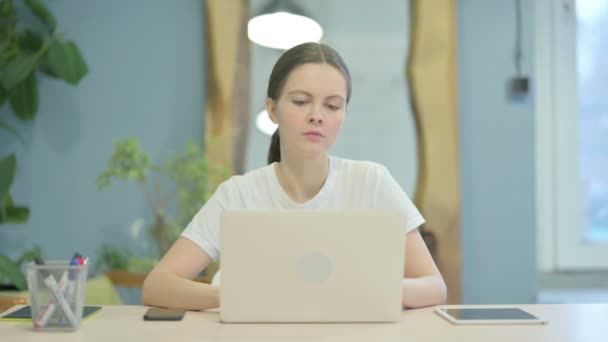 Молодая Женщина Смотрит Камеру Время Использования Ноутбука — стоковое видео