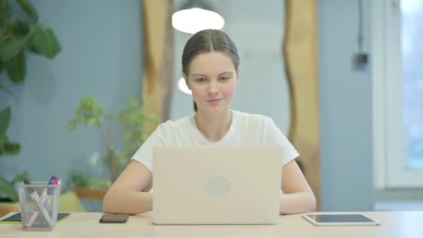 Kciuk Górę Przez Młoda Kobieta Pracuje Laptopie — Wideo stockowe