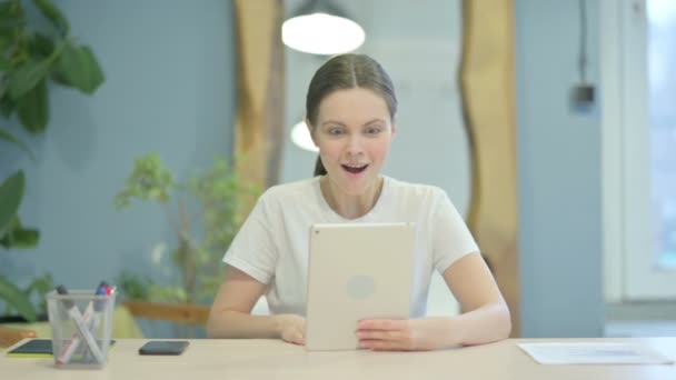 Young Woman Talking Online Video Chat Tablet Computer — Stok video