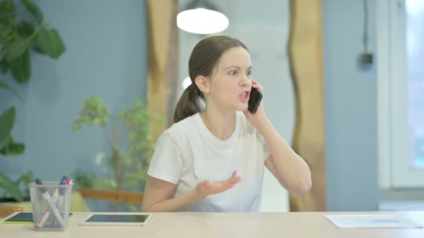 Mujer Joven Enojada Hablando Por Teléfono — Vídeo de stock