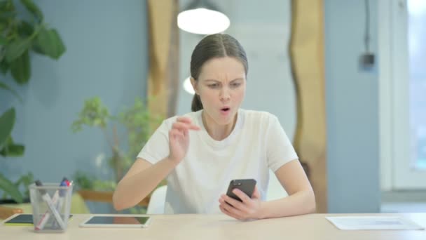 在智能手机上对失败的愤怒的年轻女性 — 图库视频影像