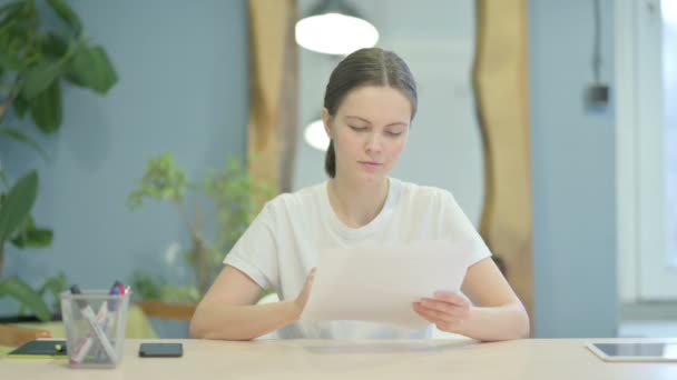 年轻妇女在工作中阅读文件 — 图库视频影像