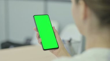 Yeşil ekranlı Akıllı Telefon Kullanan Kadın
