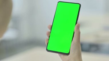 Yeşil Krom Ekranlı Akıllı Telefona Bakan Kadın
