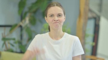 Başparmak aşağı gösterilen genç kadın portresi