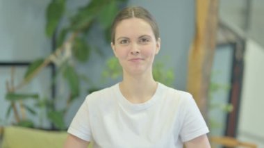 Ellerin Kalp Şeklini Gösteren Genç Yetişkin Adamın Portresi